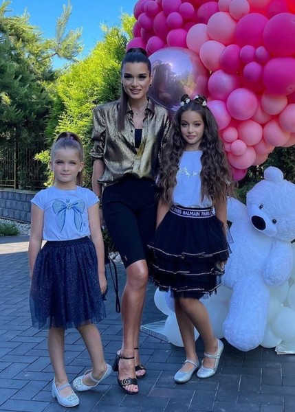 Ксения не препятствует общению девочек с отцами