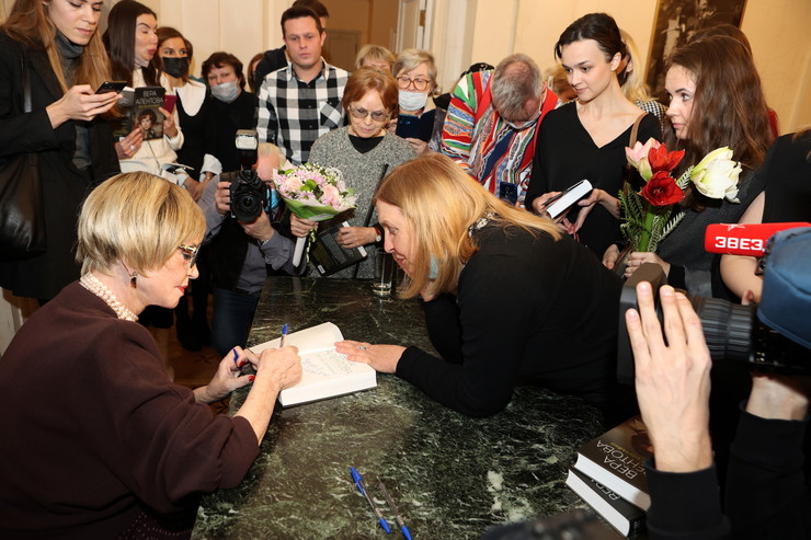 На презентации собрались как коллеги, так и многочисленные поклонники звезды