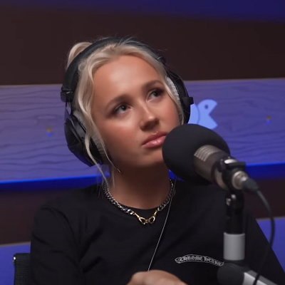 Обзор: «Подкаст «НеДудь». Клава Кока – о дружбе в шоу-бизнесе, личной жизни и материнстве» Обзор: «Подкаст «НеДудь». Клава Кока – о дружбе в шоу-бизнесе, личной жизни и материнстве»