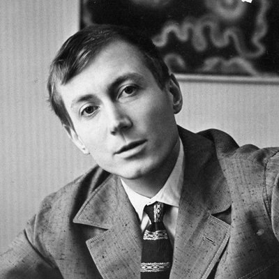 Сергей Безруков, Дмитрий Певцов и Ирина Дубцова споют песни о мире, войне и любви на стихи Евгения Е