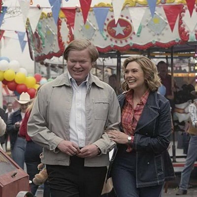 Элизабет Олсен предлагает Джесси Племонсу интрижку в трейлере сериала &laquo;Любовь и смерть&raquo;