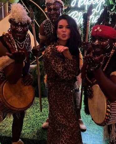 Праздник в духе Африки, &laquo;дикий&raquo; торт и подарки для гостей: Катя Жужа устроила двухлетие сына