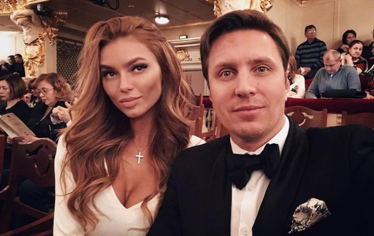 Уехавший из России шоумен Александр Белов разводится с женой