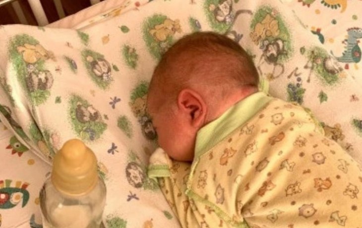 У младенца, которого нашли в коробке на трассе, появились родители