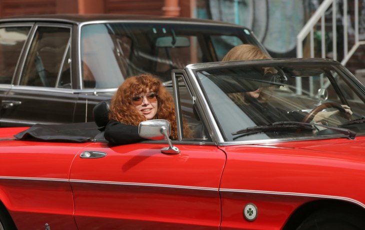 Сияющая Евгения Брик, американская Алла Пугачева. Топ-10 сериалов апреля