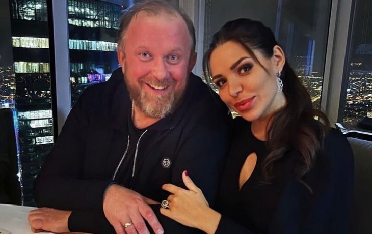 Константин Ивлев забрал жену и дочь из роддома