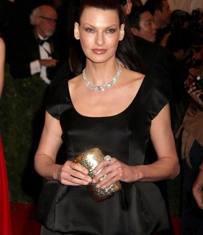 &laquo;Я не могу жить в этой боли&raquo;: фото располневшей после косметологической процедуры Линды Евангелисты