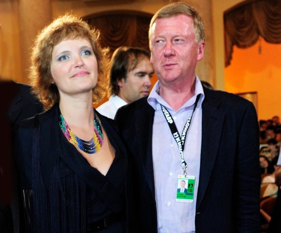 Она зареклась выходить замуж, а он оставил больную жену. История любви Авдотьи Смирновой и Чубайса