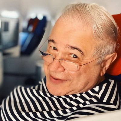 Евгений Петросян улетел в Турцию с семьей