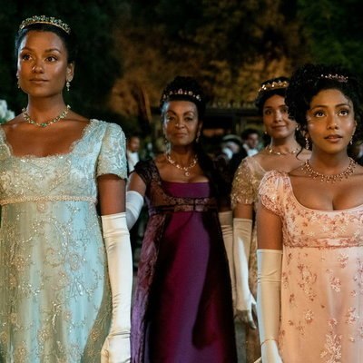 Одежда, посуда и аксессуары из &laquo;Бриджертонов&raquo; продаются в США