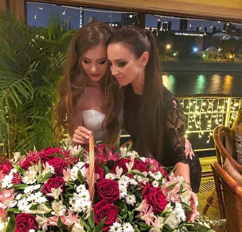 А где же сестра? Ольга Бузова показала лишь по-настоящему близких подруг