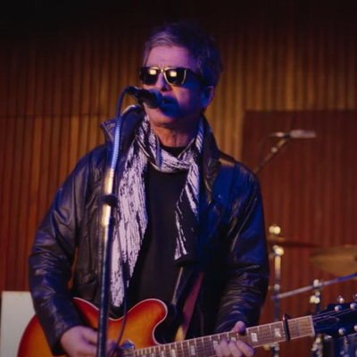 Ноэль Гэллахер отправился в Манчестер в клипе &laquo;Council Skies&raquo;