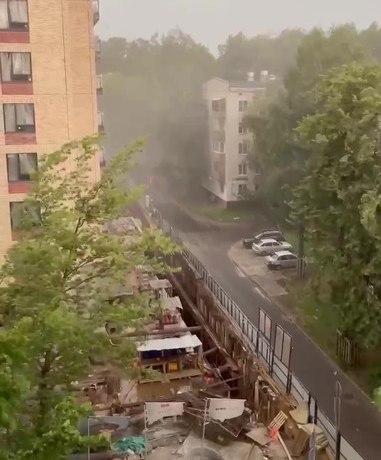 В Москве бушует сильный ураган: один человек погиб, а грудничка придавило дерево