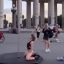 В Сети обсуждают жаркий танец стриптизерши у Парка Горького в Москве: &laquo;Наверно, из клуба выгнали&raquo;
