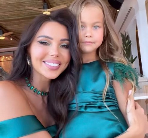 Смена нарядов, вечеринка на берегу залива. Как Оксана Самойлова и ее младшая дочь отметили день рожд