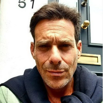 Хьюго Уивинг и Джеймс Кэллис сыграют в четвертом сезоне &laquo;Медленных лошадей&raquo;