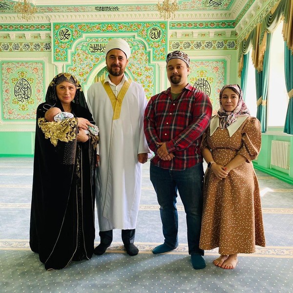 Телеведущая облачилась в роскошный наряд согласно традициям