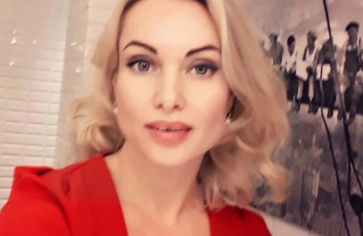 Полиция проводит обыск в квартире бывшего редактора Первого канала Марины Овсянниковой