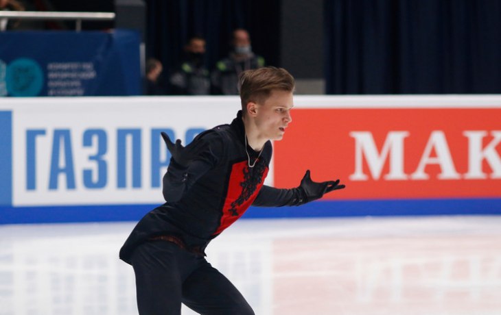 Евгения Семененко увезли на носилках со льда после сильного удара головой &mdash; видео