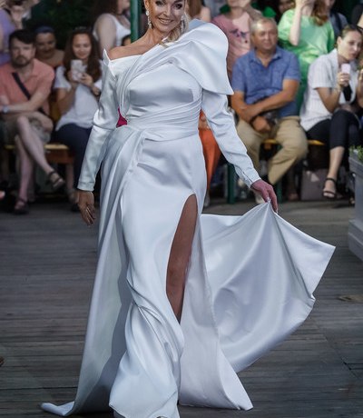 Ковальчук в образе девочки-подростка, Волочкова-невеста и другие на показе Джемала Махмудова