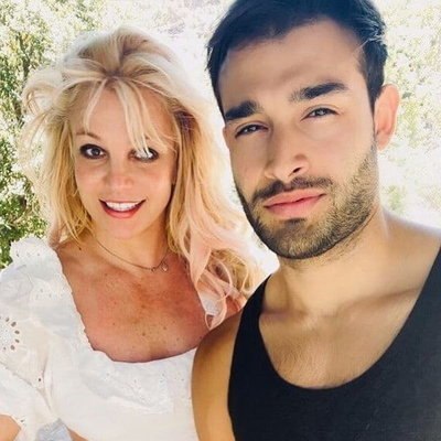 Бритни Спирс подарила жениху на день рождения свои откровенные фото