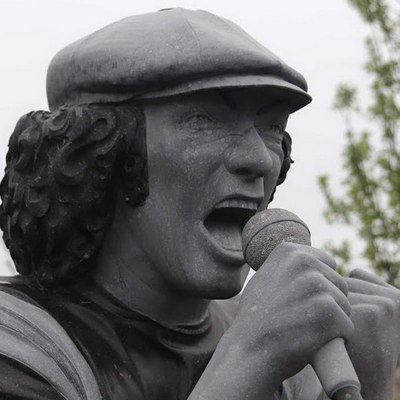 Статую Брайана Джонсона установили в Бельгии