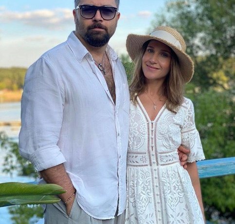 Алексей Чумаков оправдался за отъезд с женой из России