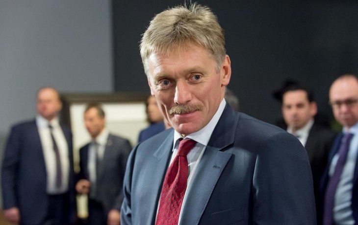 В футболке, джинсах и с коктейлем: Дмитрий Песков сменил строгий костюм на расслабленный кэжуал