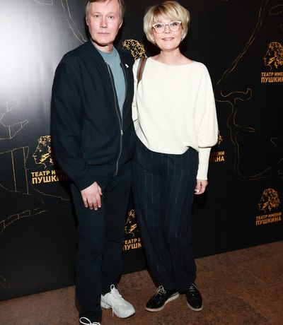 Меньшова с мужем, Меньшиков с женой и одинокая Чиповская: звезды на юбилее худрука Театра Пушкина