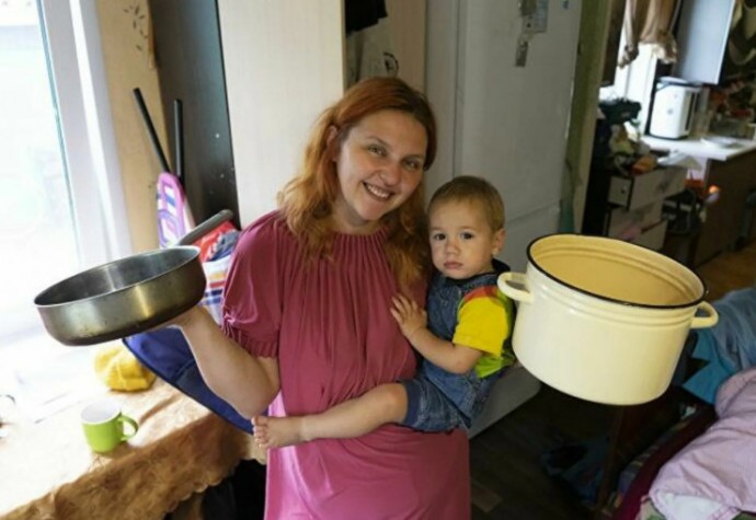 30 тысяч зарплата мужа, еще 60 &ndash; детские пособия. Мать 12 детей рассказала о жизни своей семьи