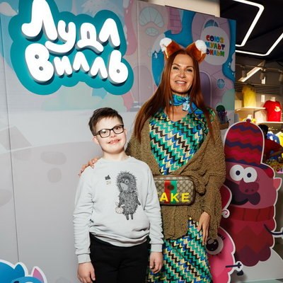 Александр Яценко, Эвелина Бледанс, Никита Тарасов и Алла Довлатова с детьми встретили весну на премь