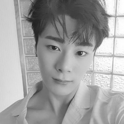 Участник k-pop-группы Astro Мунбин покончил с собой