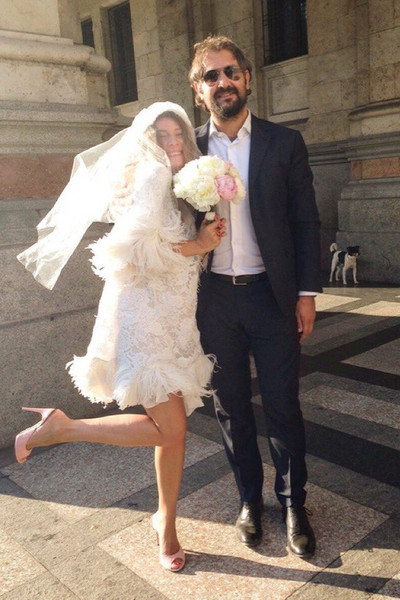 Ведущая отмечала, что на каждую свадьбу надевала белое платье