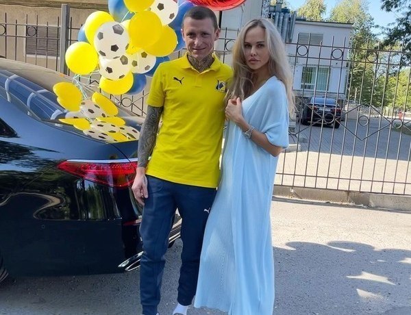 Павел Мамаев забрал жену и сына из роддома