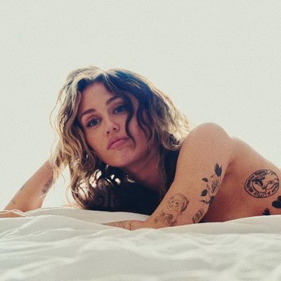 Майли Сайрус снялась топлесс и в купальнике в клипе &laquo;Jaded&raquo;