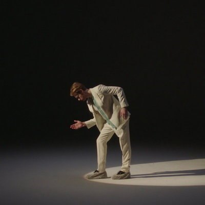 Finneas устроил странные танцы в клипе «Naked» Finneas устроил странные танцы в клипе «Naked»