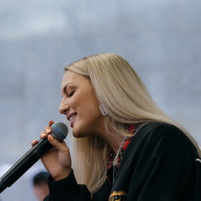 Mary Gu спела в метро