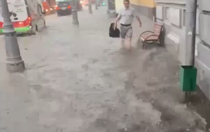 Град выпал размером с ладонь, а ливень затопил метро. В Москве творится апокалипсис