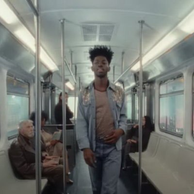 Lil Nas X проходит через двери и вспоминает прошлое