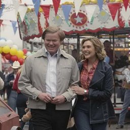 Элизабет Олсен предлагает Джесси Племонсу интрижку в трейлере сериала &laquo;Любовь и смерть&raquo;