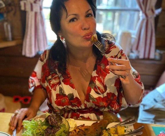 Анна Нетребко забыла про скандалы в России и оторвалась на вечеринке в честь продажи квартиры в Вене