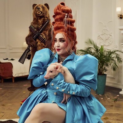 Лолита Милявская &laquo;Грустно танцует&raquo; с мини-пигом в целлюлитной картине (Видео)