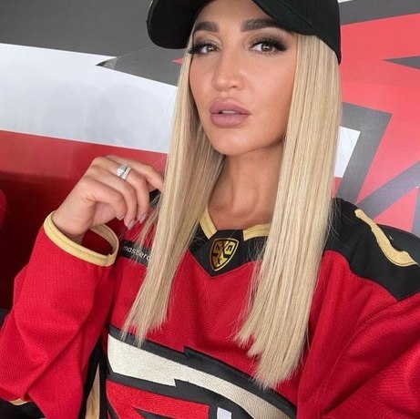 У Безруковой новый роман, а Бузова стала лицом туалетной бумаги. Нелепые приколы звезд в День смеха