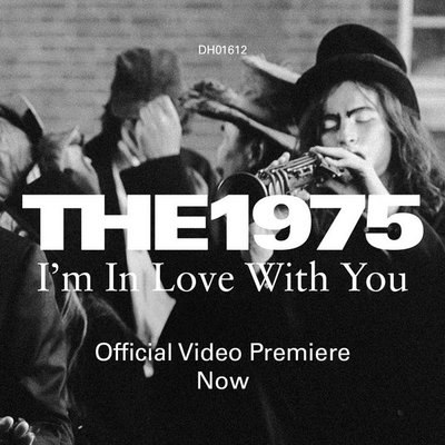Фиби Бриджерс и Мэттью Хили стали клоунами в клипе 1975