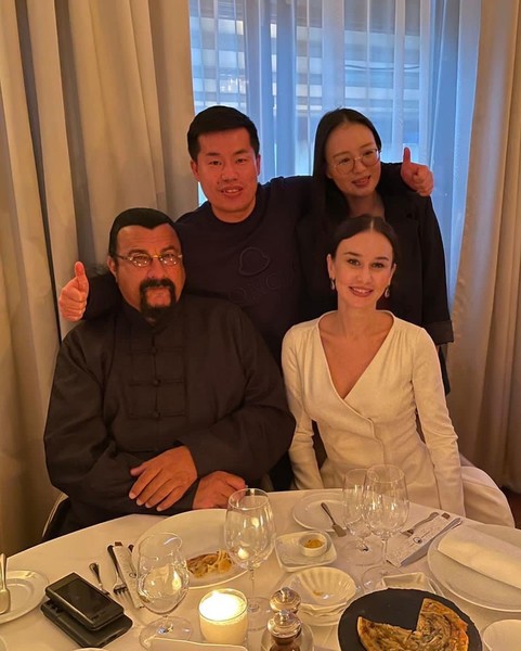 Банная ведет светский образ жизни