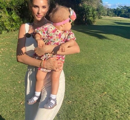 Ангелок в розовом платьице. Софья Каштанова отметила первый день рождения дочери