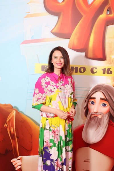 Ирина Безрукова появилась в ярком платье