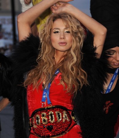 Сидит без работы, переписала особняк в Подмосковье на охранника: что говорят о Светлане Лободе