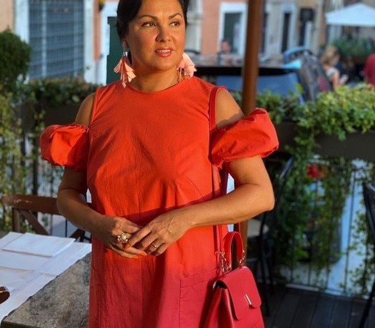 Мини, кружева и топ кроше: Анна Нетребко выгуляла необычные наряды на европейских курортах