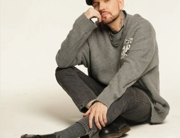 Девушку выгнали из дома за тату с именем Звонкого на лице. Певец снимает ей квартиру